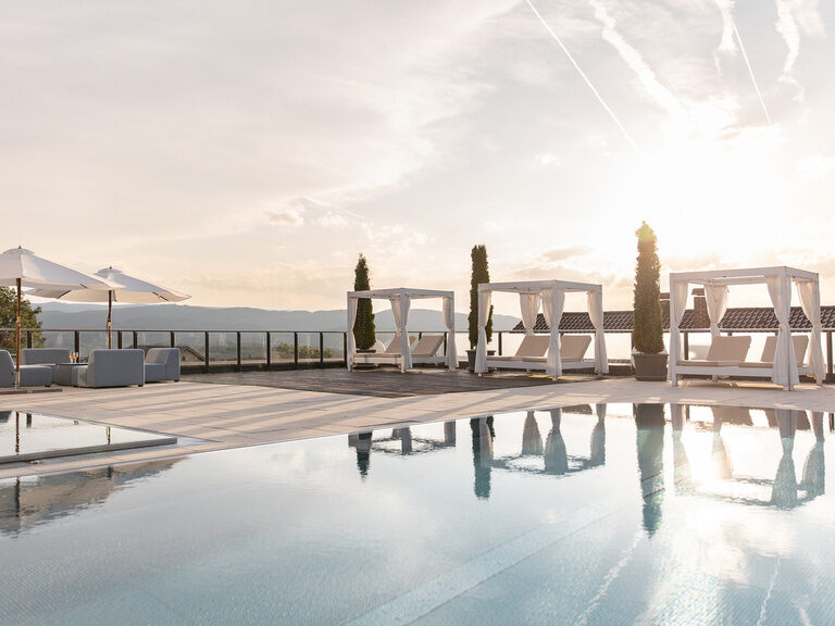 Der exklusive Dachpool im Hotel Oswald bietet einen atemberaubenden Weitblick in den Bayerischen Wald und luxuriöse Daybeds zum Entspannen.