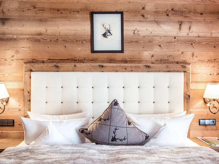 Das Doppelzimmer Hirschenstein im Naturholzdesign mit kuscheligen Bett im Hotel Oswald.